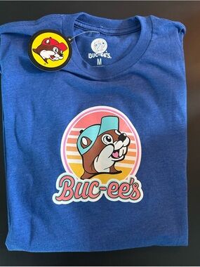 Buc-ee's Women's Short Sleeve Graphic Tee in Blue.  Springtime fun theme!